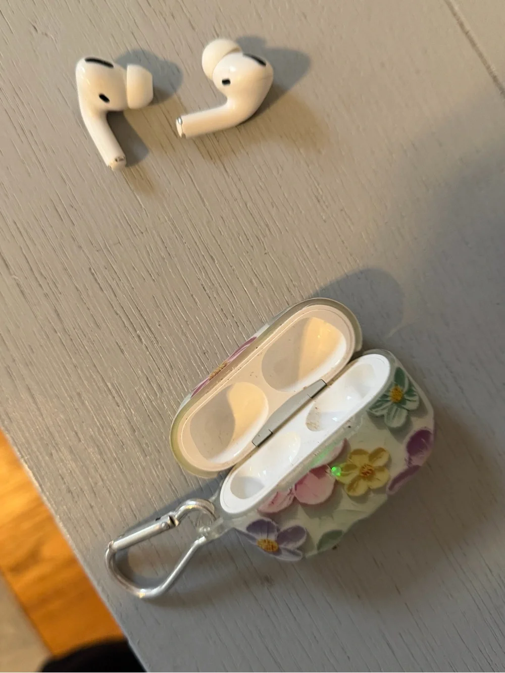 Apple White AirPods Pro first generation with case used